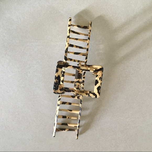 *Brand New* 🐆 VICI Tempting Leopard Hair Clip - Picture 2 of 3